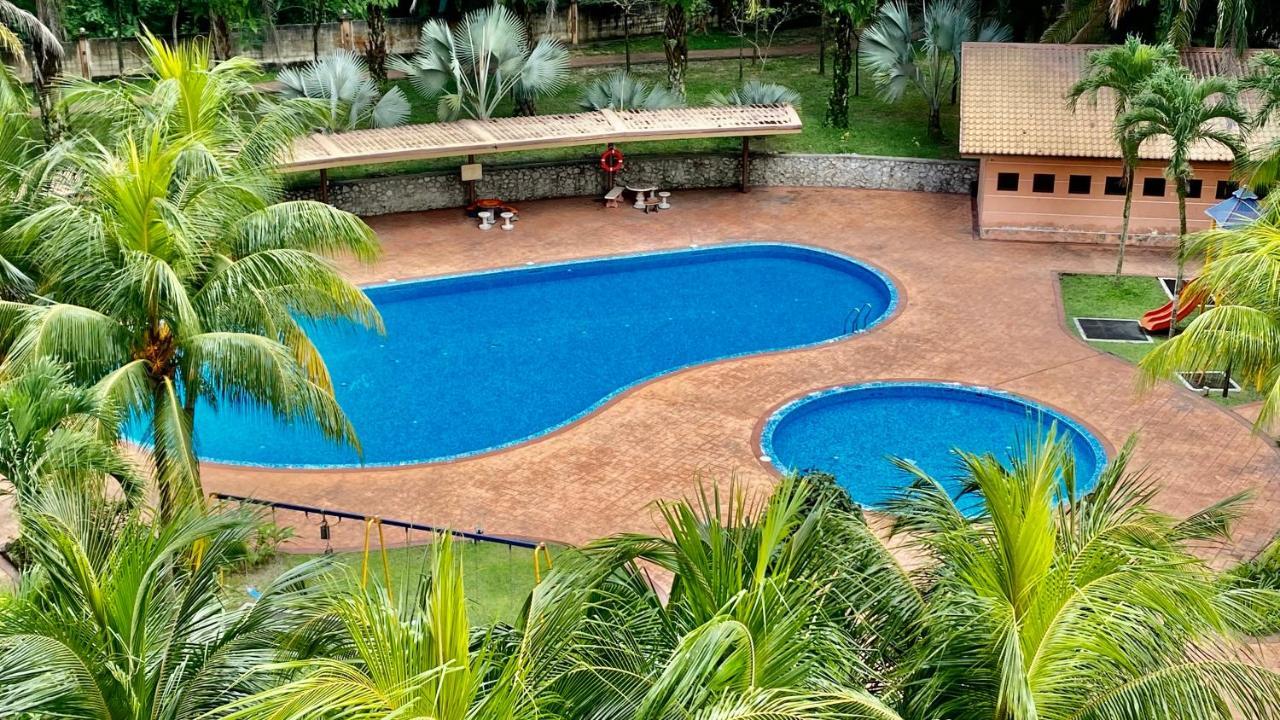 Putravilla Condominium Lovely & Spacious With Public Pool Kampong Kerdas Kültér fotó