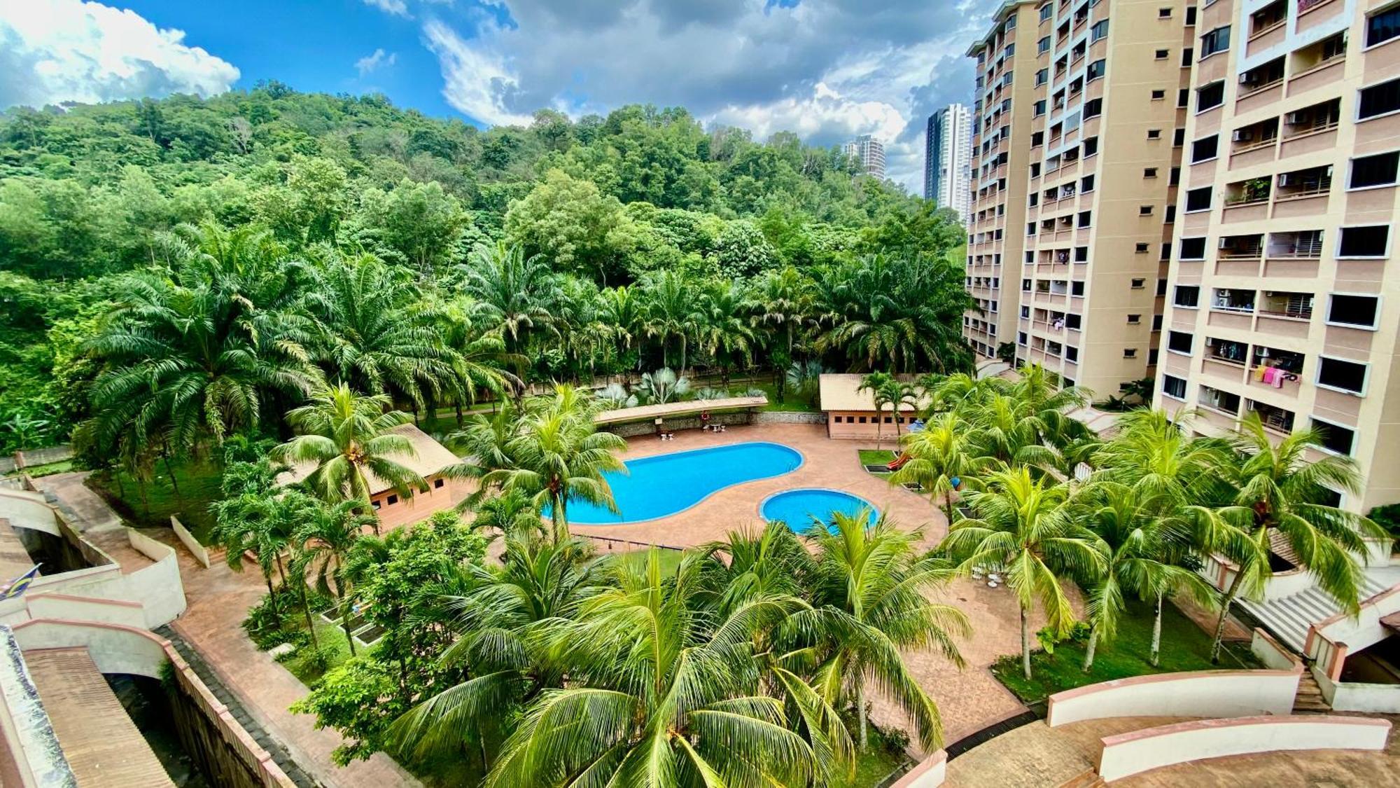 Putravilla Condominium Lovely & Spacious With Public Pool Kampong Kerdas Kültér fotó